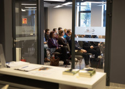 Siła, która nie jest wyborem – spotkanie autorskie z Jackiem Hołubem