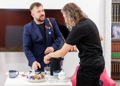 Świat potrzebuje bliskości — spotkanie autorskie z Przemkiem Staroniem